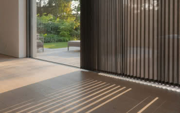 Moskitiera plisowana na okno tarasowe: jak to działa i jak o nią dbać?